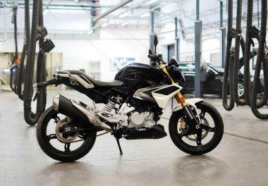 Motosiklet atölye araçlar, modern garaj, depolama ve onarım ile katta. Bu bisiklet mükemmel olacak. bir motosiklet bir tamir dükkanında tamir