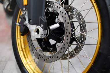 Motosiklet üzerinde tekerlek Hub ile disk fren. Motosiklet üzerinde ön disk fren kapatın. Motosiklet araba bakım ve bakım kavramları. -Seçici odak