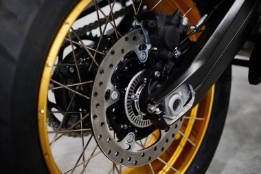 Motosiklet üzerinde tekerlek Hub ile disk fren. Bir motosiklet üzerinde arka disk fren kapatın. Araba bakım ve bakım kavramları. -Seçici odak