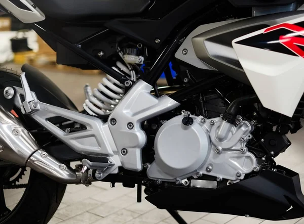 De motor van een moderne lage ondergedoken motorfiets, close-up. Selectieve focus — Stockfoto