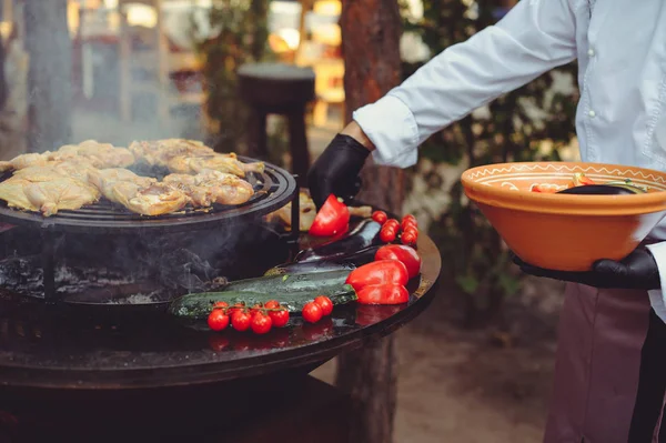 De chef-kok is het koken van vlees op de grill. Gouden rib steaks en kip met gegrilde groenten, heerlijk eten — Stockfoto