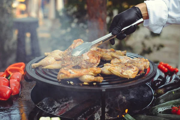 De chef-kok is het koken van vlees op de grill. Gouden rib steaks en kip met gegrilde groenten, heerlijk eten — Stockfoto