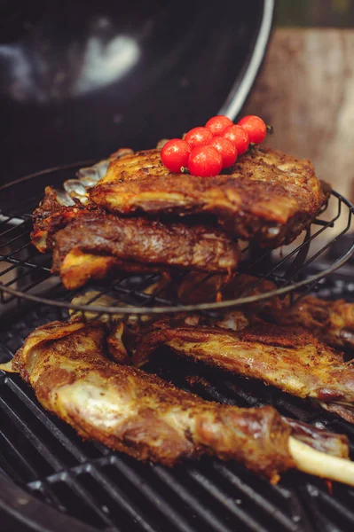 De chef-kok is het koken van vlees op de grill. Gouden rib steaks en kip met gegrilde groenten, heerlijk eten — Stockfoto