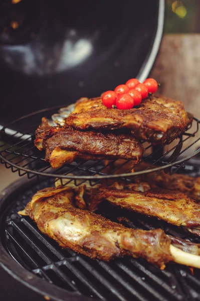 De chef-kok is het koken van vlees op de grill. Gouden rib steaks en kip met gegrilde groenten, heerlijk eten — Stockfoto