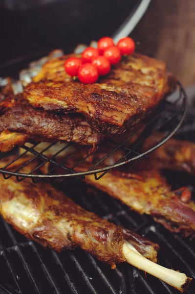 De chef-kok is het koken van vlees op de grill. Gouden rib steaks en kip met gegrilde groenten, heerlijk eten — Stockfoto