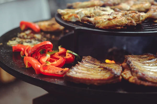 De chef-kok is het koken van vlees op de grill. Gouden rib steaks en kip met gegrilde groenten, heerlijk eten — Stockfoto