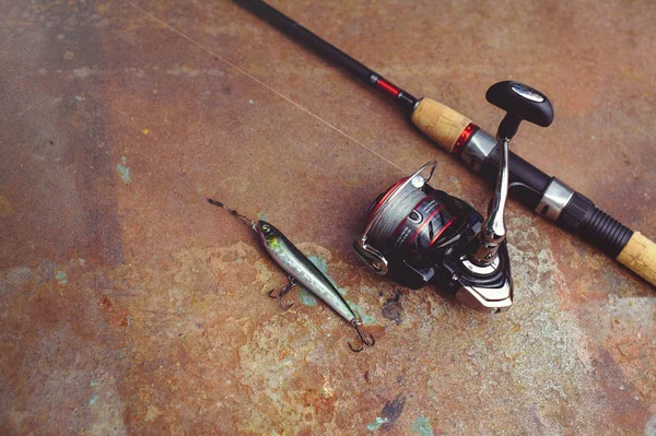 Señuelos de pesca con anzuelos grandes, señuelos de pesca de plástico aparejos de pesca. Jalea. Wobbler sobre un fondo de madera con dos ganchos. Foto para tipografía, póster, pancarta, postal. Todo para la pesca — Foto de Stock