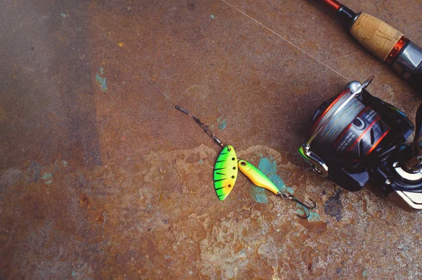 Aparejos de pesca: pesca giratoria, anzuelos y señuelos sobre un fondo de óxido oscuro. Vista desde arriba. Foto para tipografía, póster, pancarta, postal. Todo para la pesca — Foto de Stock