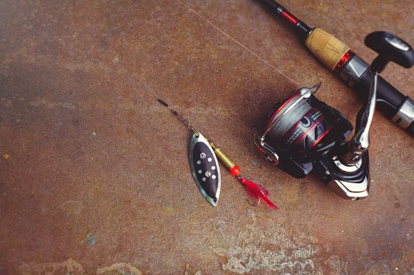Visserij tackle-vissen spinnen, haken en kunstaas op een donkerder roest achtergrond. Uitzicht van bovenaf. Foto voor typografie, poster, banner, briefkaart. Alles om te vissen — Stockfoto