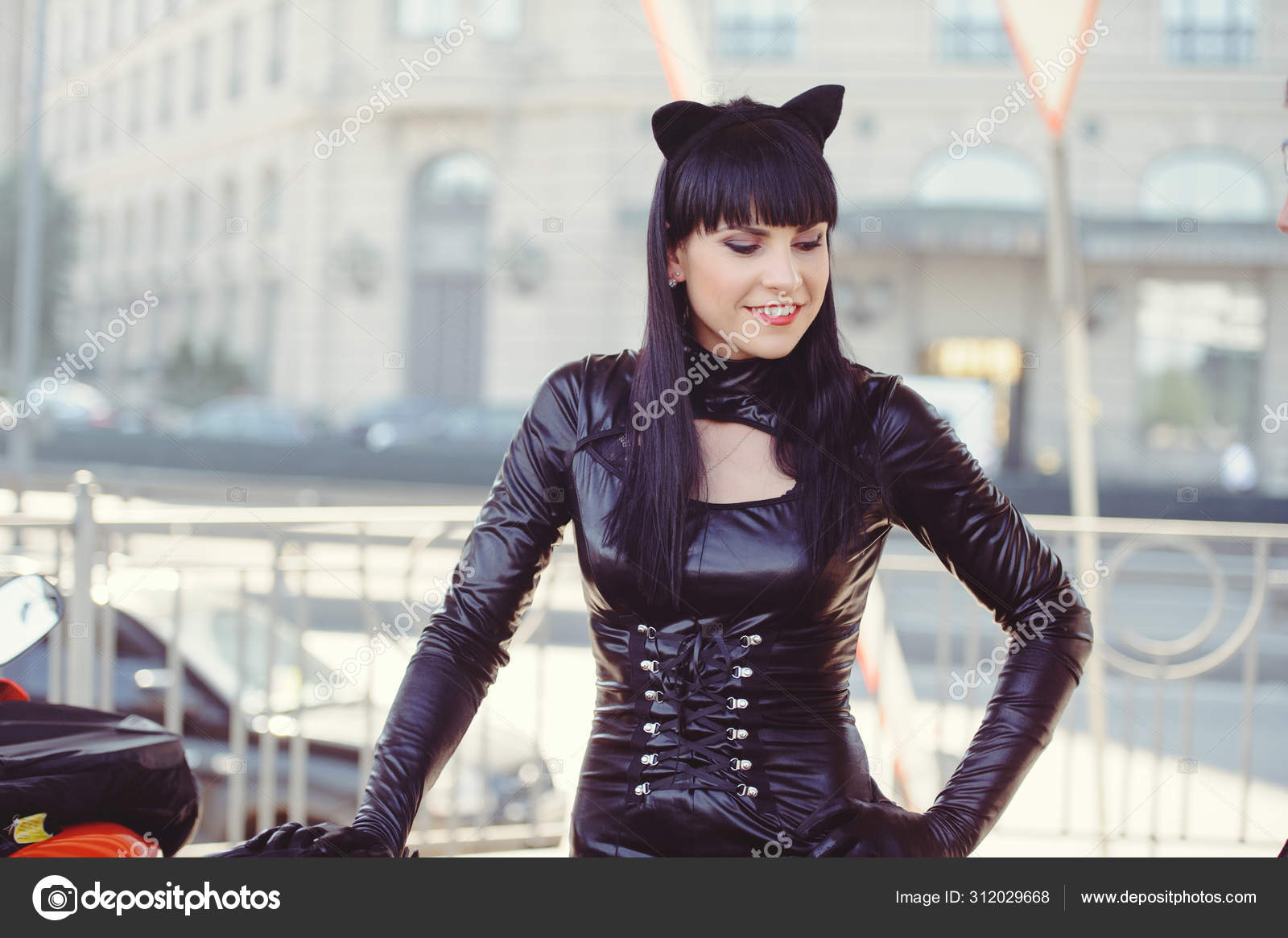 Kostuum van een mooi jong model in een kattenkostuum. Hot sexy brunette vrouwelijke zwart fetish latex lederen kat. ⬇ Stockfoto, foto door © lanarus-foto #312029668