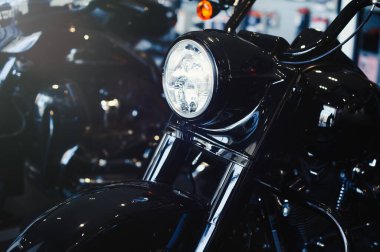 Mağazada yeni bir motosiklet resmi. Modern bir motosiklet mağazasında motosiklet ve aksesuarlar. Araba galerisinde çok havalı bir motosiklet. Motosiklet satışı veya motosiklet alımı kavramı.