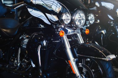 Mağazada yeni bir motosiklet resmi. Modern bir motosiklet mağazasında motosiklet ve aksesuarlar. Araba galerisinde çok havalı bir motosiklet. Motosiklet satışı veya motosiklet alımı kavramı.