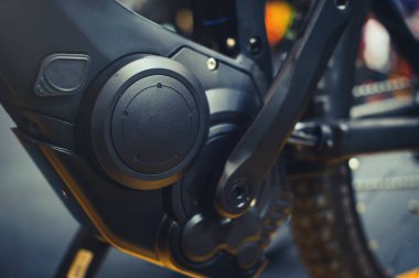 Çerçevenin içinde elektrikli bisiklet motoru, modern teknolojiler ve çevresel koruma, satış ve hizmet