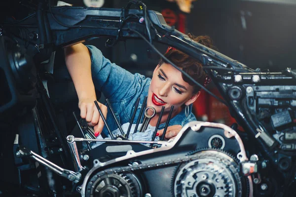 Beautiful Girl Repairs Motorcycle Workshop Pin Style Service Sale — Stock Photo, Image