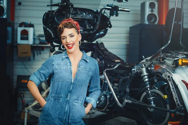 Menina Bonita Posando Repara Uma Motocicleta Uma Oficina Estilo Pin — Fotografia de Stock