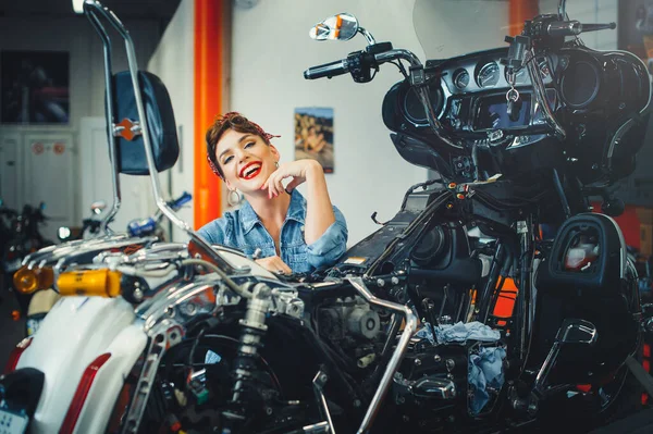 美しい女の子ポーズワークショップでオートバイを修理 ピンアップスタイル サービスと販売 — ストック写真