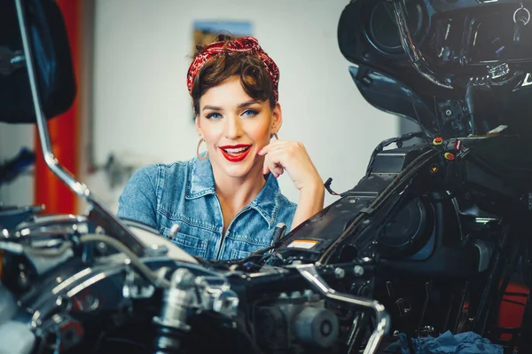 Gyönyörű Lány Pózol Javítás Egy Motorkerékpár Egy Műhelyben Pin Stílus — Stock Fotó