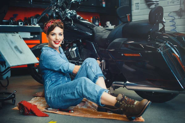 ピンアップ サービスや販売のスタイルで美しいオートバイの修理 男女共同参画専門職 — ストック写真