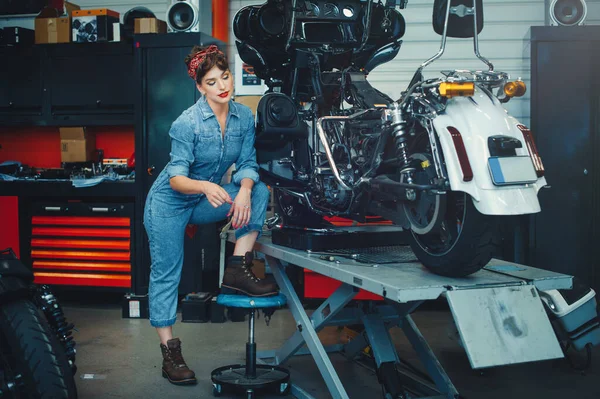 Belle Fille Répare Une Moto Dans Atelier Style Pin Service Images De Stock Libres De Droits