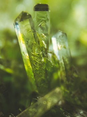 güzel arka plan üzerinde yeşil kristal