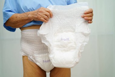 Hastanede yetişkin bezi takan Asyalı son sınıf öğrencisi bir hasta..