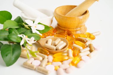 Alternatif ilaç bitkisel organik kapsül E omega 3 vitamini balık yağı, mineral, bitki yapraklı ilaç sağlıklı yaşam için doğal destek.