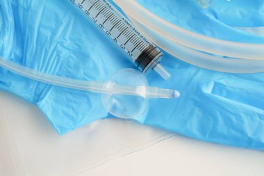 Foley kateteri ve idrar boşaltma torbası sakatlık veya hastanede yatan hasta için idrar topluyor..