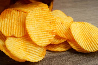 Açık pakette patates cipsi, Crips için baharatlı barbekü sosu, ince dilimlenmiş kızarmış fast food..