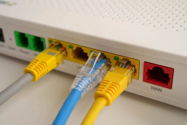 İnternet servis sağlayıcısına bağlı ethernet kablosu.