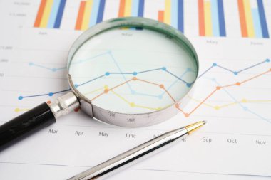 Grafik kağıdındaki büyüteç. Mali kalkınma, Bankacılık Hesabı, İstatistikler, Yatırım Analitik Araştırma Veri Ekonomisi.