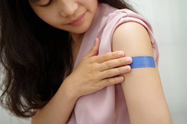 HPV, insan papillomavirus, mavi bandajlı aşı olan Asyalı genç kadın..