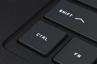 Modern bir bilgisayar klavyesine yakın çekim ve tam görünüm