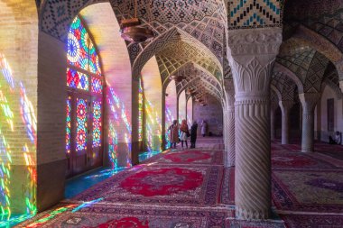 Shiraz, Iran-Haziran 2018: Nasir ol Molk Camii de pembe Camii, Shiraz en ünlü camilerinden biri olarak bilinen Içinde