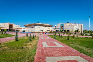 Nukus, Özbekistan - Eylül 2018: Özbekistan'daki Karakalpak Sanat Müzesi (Sovyet sanat müzesi) önündeki Nukus kent meydanı.