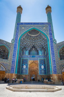 İsfahan, İran - Nisan 2018: Nağeş-i Cihan Meydanı'ndaki Tarihi İmam Camii, İsfahan, İran. İnşaat 1611 yılında başladı ve İslam döneminde Fars mimarisinin başyapıtlarından biridir