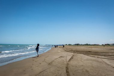 Qaem Shahr, İran - Haziran 2018: İran'ın kuzey kesiminde Hazar denizinin sahil plajı fotoğrafı. 