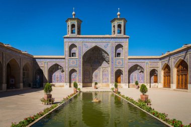Keşan, İran - Haziran, 2018: Borodjerdi Mansion Keşan, İran'daki bahçesinin çeşmelerinin arkasında.