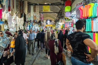 Tahran, Iran - Haziran, 2018: Kapalıçarşı Tahran şehir, Iran. Kapalı Çarşı eski tarihi ın Bazaarı Tahran, İran'ın olduğunu.