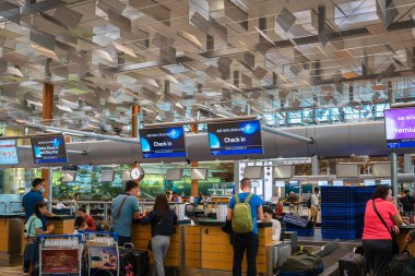 Singapur - Ocak 2019: Air New Zealand Singapur Changi Havaalanı'nda yolcularla check-in kontuacı. Air New Zealand Limited, Auckland merkezli Yeni Zelanda'nın bayrak taşıyıcı havayolu şirketidir.