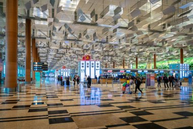 Singapur - Ocak 2019: Singapur Changi Havalimanı mimarisi ve yolcuları. Singapur. Changi Havalimanı Asya 'daki en büyük havaalanlarından biridir..