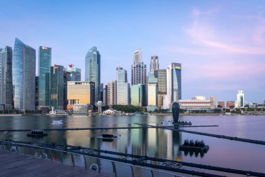 Singapur - Ocak 2019: Arka planda Marina Bay Sands ile nehir üzerinde turist tekne ile Singapur sahil manzarası. Singapur şehir merkezi rıhtım ziyaretçiler ve turistik için popüler bir alandır.