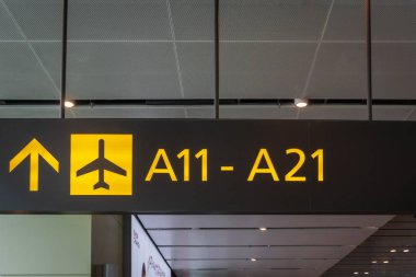 Havaalanı giriş kapısı giriş panosu kalkış alanında.