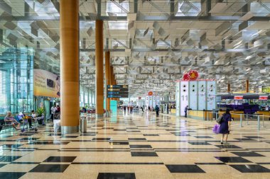 Singapur - Ocak 2019: Singapur Changi Havalimanı mimarisi ve yolcuları. Singapur. Changi Havalimanı Asya 'daki en büyük havaalanlarından biridir..
