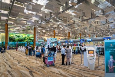 Singapur - Ocak 2019: Singapur Changi Havalimanı mimarisi ve yolcuları. Singapur. Changi Havalimanı Asya 'daki en büyük havaalanlarından biridir..