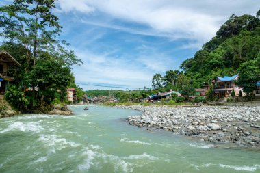 Bukit Lawang, Endonezya - Ocak 2018: Bukit Lawang köyü ve nehir manzarası. Bukit Lawang, orman gezisi ve orangutanlar için popüler bir turizm beldesi.. 