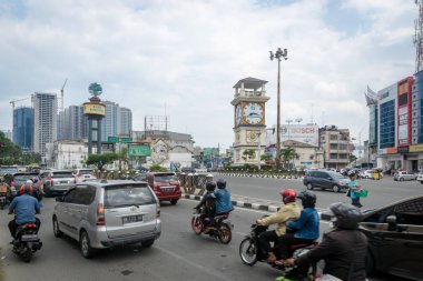 Medan, Endonezya - Ocak 2018: Medan, North Sumatra, Endonezya'da merkez bölgede Medan sokak ve trafik. Medan Endonezya nüfusunun dördüncü büyük şehridir.