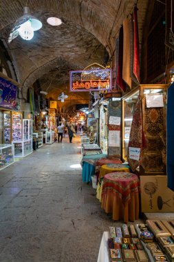 İsfahan, İran - Haziran 2018: İsfahan, İran İmam meydanında İsfahan Çarşısı. İsfahan Çarşısı popüler bir turistik mekandır.