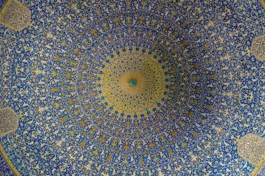 İsfahan, İran - Mayıs 2018: Nağan-ı Cihan Meydanı'ndaki İmam Camii'nin iç mekanlarında renkli çinilerle süslenmiş nefes kesici tavan
