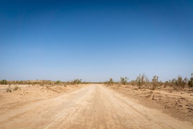 İran'da Yezd yakınlarındaki çöl yol manzara görünümü
