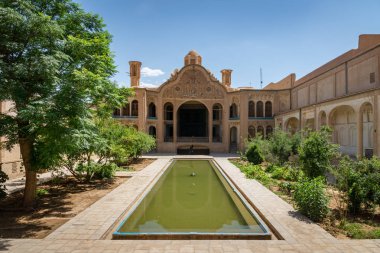 Keşan, İran - Haziran, 2018: Borodjerdi Mansion Keşan, İran'daki bahçesinin çeşmelerinin arkasında.